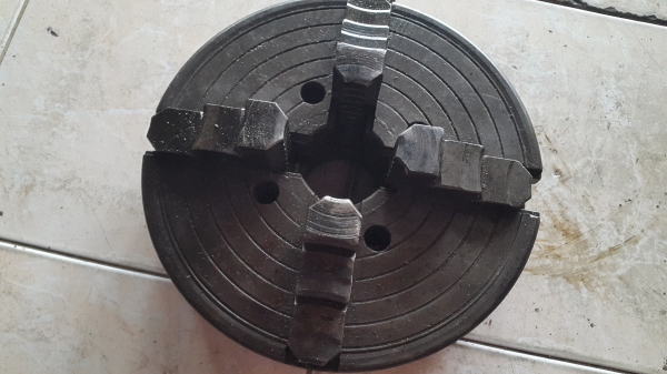 4 จับ แท่นกลึง 12 นิ้ว 4,000 และ 10 นิ้ว 2,500 สนใจตัวไหน ติดต่อได้เลย