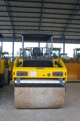 ขายรถบดอัดสั่นสะเทือน 2 ล้อเหล็ก ขนาด 8 ตันใหม่ ยี่ห้อ Dynapac รุ่น CC2200