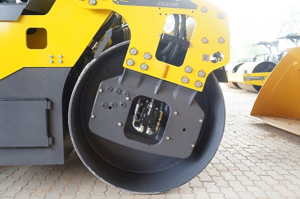 ขายรถบดอัดสั่นสะเทือน 2 ล้อเหล็ก ขนาด 8 ตันใหม่ ยี่ห้อ Dynapac รุ่น CC2200