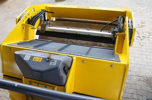 ขายรถบดอัดสั่นสะเทือน 2 ล้อเหล็ก ขนาด 8 ตันใหม่ ยี่ห้อ Dynapac รุ่น CC2200