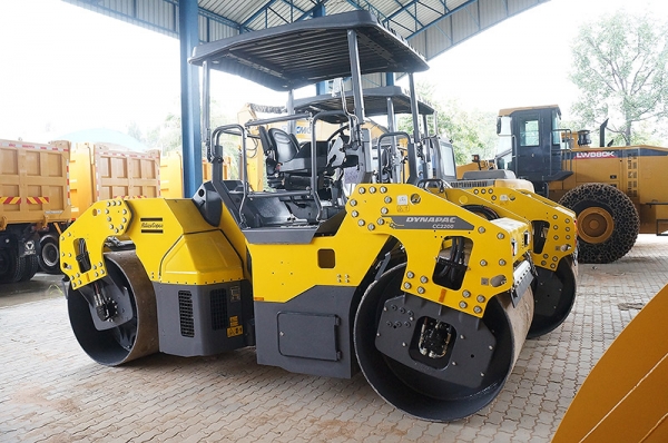 ขายรถบดอัดสั่นสะเทือน 2 ล้อเหล็ก ขนาด 8 ตันใหม่ ยี่ห้อ Dynapac รุ่น CC2200