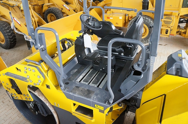 ขายรถบดอัดสั่นสะเทือน 2 ล้อเหล็ก ขนาด 8 ตันใหม่ ยี่ห้อ Dynapac รุ่น CC2200