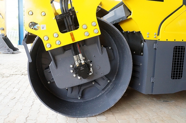 ขายรถบดอัดสั่นสะเทือน 2 ล้อเหล็ก ขนาด 8 ตันใหม่ ยี่ห้อ Dynapac รุ่น CC2200