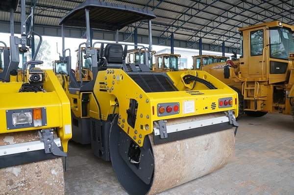 ขายรถบดอัดสั่นสะเทือน 2 ล้อเหล็ก ขนาด 8 ตันใหม่ ยี่ห้อ Dynapac รุ่น CC2200