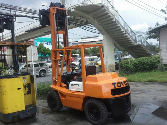 TOYOTA3FD35ขนาด3.5ตันเสาสูง3เมตร เกียร์ธรรมดา เครื่องยนต์ดีเซล2H งาหมุนได้ รถญี่ปุ่นแท้ ราคาต่อรองได้0816161541