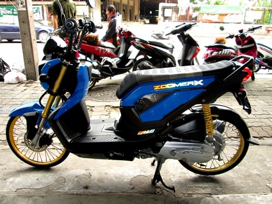 zoomer x สีน้ำเงินดำ ( ล้อ DID ) เบาะผ้าบาย รถเดือน มีนาคม ปี 58 ไมล์ 5 พันโล สีสวยทั้งคัน ฟรีโอน แถม 4 รายการ 37900