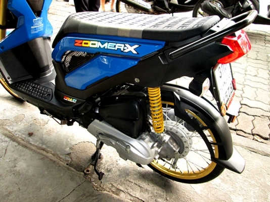 zoomer x สีน้ำเงินดำ ( ล้อ DID ) เบาะผ้าบาย รถเดือน มีนาคม ปี 58 ไมล์ 5 พันโล สีสวยทั้งคัน ฟรีโอน แถม 4 รายการ 37900