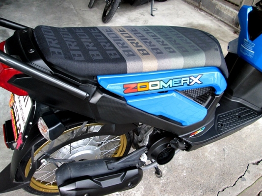 zoomer x สีน้ำเงินดำ ( ล้อ DID ) เบาะผ้าบาย รถเดือน มีนาคม ปี 58 ไมล์ 5 พันโล สีสวยทั้งคัน ฟรีโอน แถม 4 รายการ 37900