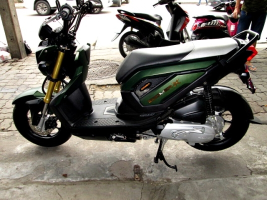 zoomer x สีเขียว แบบทหาร ( มีชุดสีให้ 2 ชุด ของเดิมสีชมพูลายใหม่ ) รถเดือน กันยายน ปี 57 ไมล์ 6 พันโล แถม 4 รายการ 36900