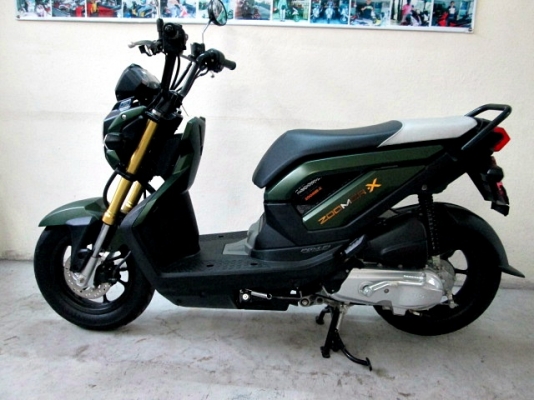 zoomer x สีเขียว แบบทหาร ( มีชุดสีให้ 2 ชุด ของเดิมสีชมพูลายใหม่ ) รถเดือน กันยายน ปี 57 ไมล์ 6 พันโล แถม 4 รายการ 36900