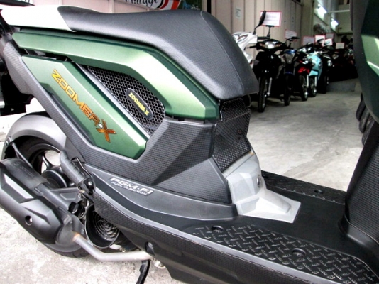 zoomer x สีเขียว แบบทหาร ( มีชุดสีให้ 2 ชุด ของเดิมสีชมพูลายใหม่ ) รถเดือน กันยายน ปี 57 ไมล์ 6 พันโล แถม 4 รายการ 36900