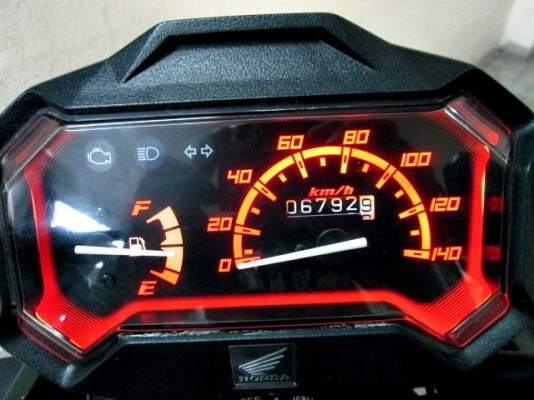 zoomer x สีเขียว แบบทหาร ( มีชุดสีให้ 2 ชุด ของเดิมสีชมพูลายใหม่ ) รถเดือน กันยายน ปี 57 ไมล์ 6 พันโล แถม 4 รายการ 36900