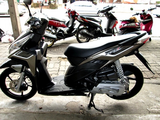 click 110 i สีน้ำตาลดำ รุ่นท๊อป ล้อแมกซ์ คอมบายเบลก ไมล์หมื่นห้า เปลี่ยนยางให้ใหม่ หน้าหลัง เครื่องเดิมดี พร้อมใช้ยาวๆ 24500