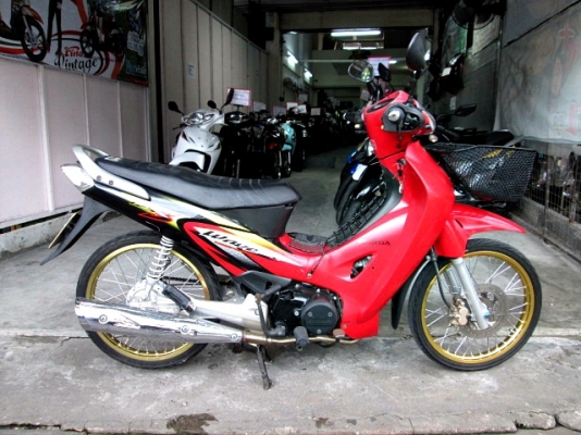 wave 125 s คาร์บู รุ่นอมตะ ( สต๊าทมือ ) สีดำแดง เครื่องเดิมๆจากศูนย์ สภาพแห้งๆแบบนี้หายาก ระบบไฟไมล์เดิมใช้ได้ปรกติทุกอย่าง 22900