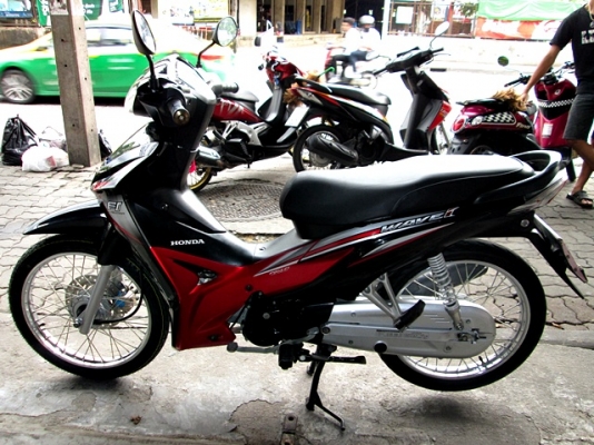 wave 110 i สีดำแดง (สต้าทมือ ) ตัวใหม่ท่อออกข้าง รถเดีอน เมษายน ปี 57 ไมล์ 6 พันโล เครื่องดีสีสวย  แถม 3 รายการ 30900