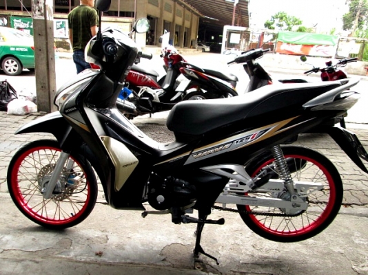 wave 125 i สีดำด้าน ทันสมัยสุดๆ ลงล้อแต่ง (สต๊าทเท้า) รถเดือน มกราคม ปี 56 ไมล์ 9 พันโล  แถม 3 รายการ 30900