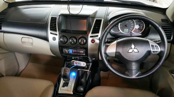 มิตซูปาเจโร่ เครื่องยนต์3,200cc. รถปี2010 สีขาว มิตซูปาเจโร่ เครื่องยนต์3,200cc. รถปี2010 สีขาว