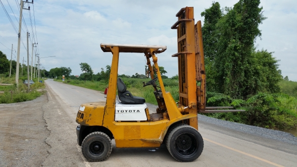 ขายด่วนรถยก TOYOTA 3FDดีเซลยก2ตันเสาสูง4เมตรยางหน้าคู้รถนอกนำเข้ายังไม่เคยใช้งานในเมืองไทยเลย=รุ่นใหม่ขายถูกๆๆ