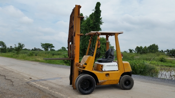 ขายด่วนรถยก TOYOTA 3FDดีเซลยก2ตันเสาสูง4เมตรยางหน้าคู้รถนอกนำเข้ายังไม่เคยใช้งานในเมืองไทยเลย=รุ่นใหม่ขายถูกๆๆ