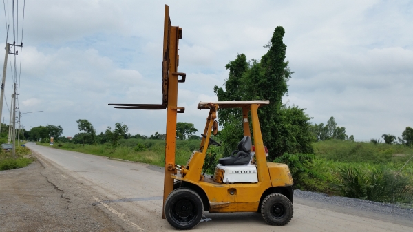 ขายด่วนรถยก TOYOTA 3FDดีเซลยก2ตันเสาสูง4เมตรยางหน้าคู้รถนอกนำเข้ายังไม่เคยใช้งานในเมืองไทยเลย=รุ่นใหม่ขายถูกๆๆ