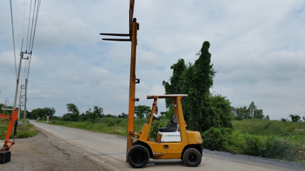 ขายด่วนรถยก TOYOTA 3FDดีเซลยก2ตันเสาสูง4เมตรยางหน้าคู้รถนอกนำเข้ายังไม่เคยใช้งานในเมืองไทยเลย=รุ่นใหม่ขายถูกๆๆ