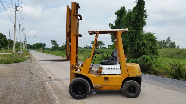 ขายด่วนรถยก TOYOTA 3FDดีเซลยก2ตันเสาสูง4เมตรยางหน้าคู้รถนอกนำเข้ายังไม่เคยใช้งานในเมืองไทยเลย=รุ่นใหม่ขายถูกๆๆ