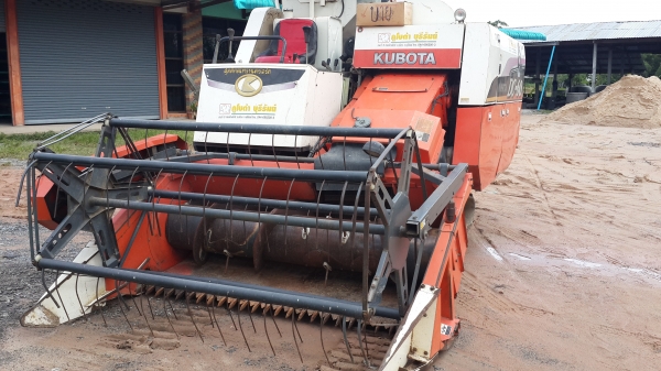 ขายด่วนรถเกี่ยวข้าว  DC 60  ปี 52  ราคา 265,000  ต่อรองได้ครับ