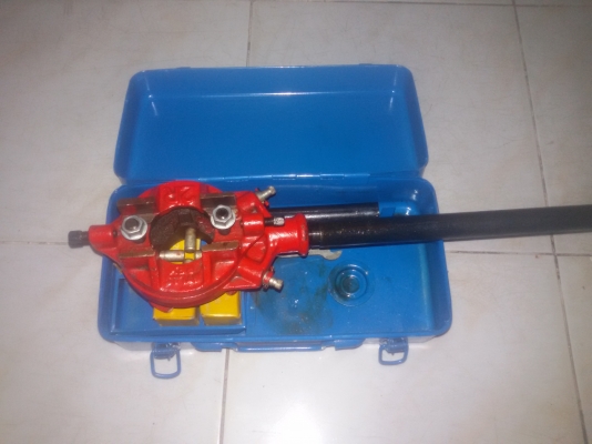 เครื่องต๊าปเกลียวท่อ ประปาและไฟฟ้า  แบบใช้มือ