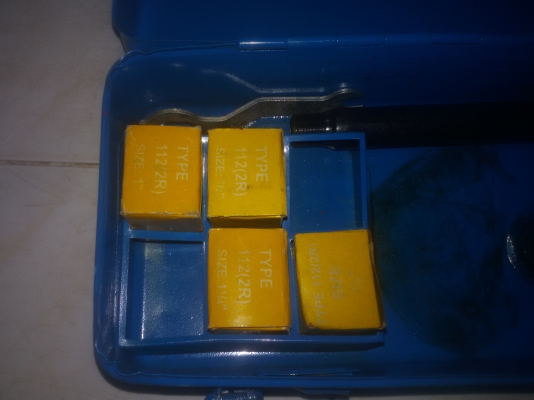 เครื่องต๊าปเกลียวท่อ ประปาและไฟฟ้า  แบบใช้มือ