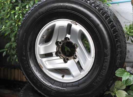 ล้อ Toyota 6 รู พร้อมยาง