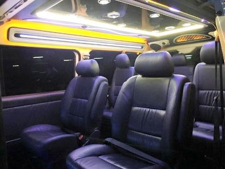 ขายด่วนๆ. รถตู้TOYOTA  เวนจูรี่ แต่งวีไอพี   ตู้   2700  CC   AT 2011 ราคา 699,000 บาทค่ะ. โทร 0922726669 ตันหยงค่ะ