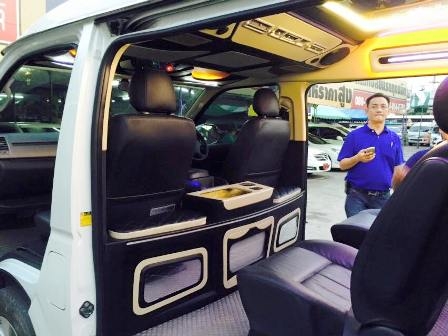 ขายด่วนๆ. รถตู้TOYOTA  เวนจูรี่ แต่งวีไอพี   ตู้   2700  CC   AT 2011 ราคา 699,000 บาทค่ะ. โทร 0922726669 ตันหยงค่ะ