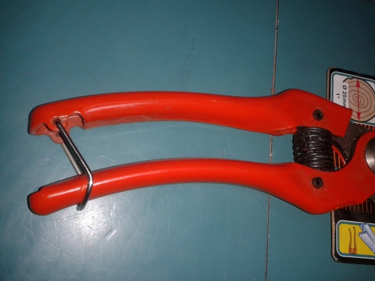 ขายกรรไกรตัดกิ่งไม้ขนาด9นิ้ว SANDVIK PRADINES P121-23  MADE IN FRANCE.