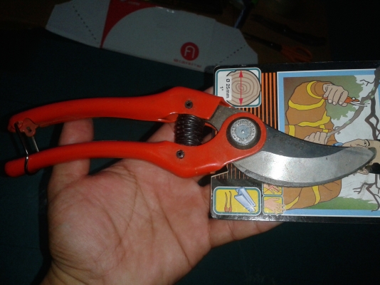 ขายกรรไกรตัดกิ่งไม้ขนาด9นิ้ว SANDVIK PRADINES P121-23  MADE IN FRANCE.