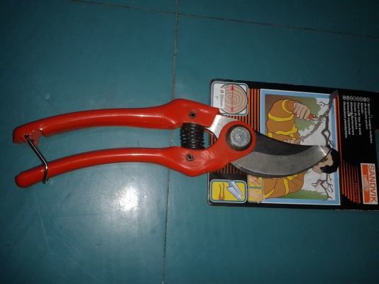 ขายกรรไกรตัดกิ่งไม้ขนาด9นิ้ว SANDVIK PRADINES P121-23  MADE IN FRANCE.