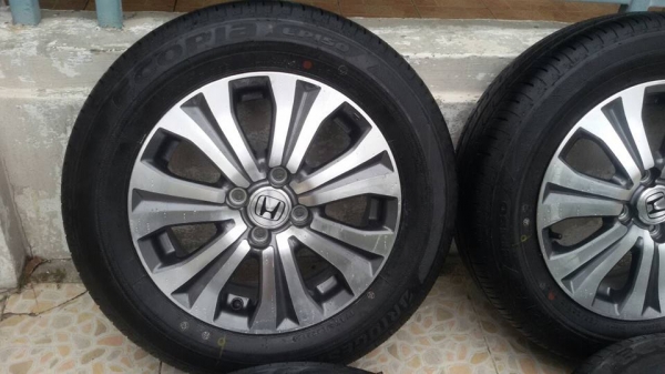 ขายล้อแม็ก honda freed 15"พร้อมยางป้ายแดงปี15สนใจติดต่อเล็กคลองสามครับ 081-3747940