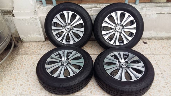 ขายล้อแม็ก honda freed 15"พร้อมยางป้ายแดงปี15สนใจติดต่อเล็กคลองสามครับ 081-3747940