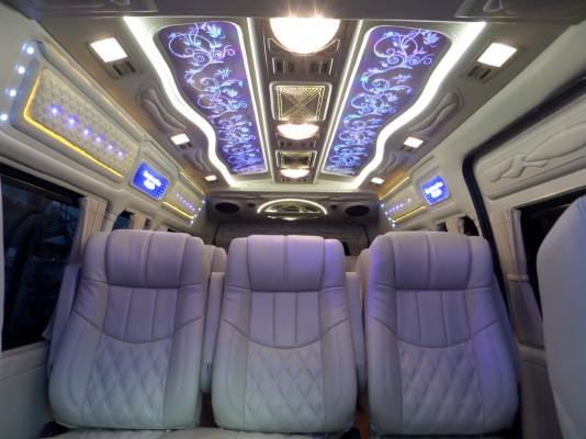 รถตู้ปี 2012 VIPทั้งคัน แสงสีเสียงครบ ปี2013 สนใจโทร 097-107-8777