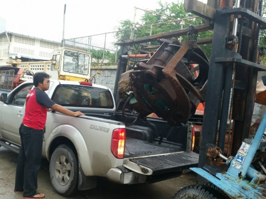 tractor-backhoe ได้จัดส่งหัวคีบไม้ เหล็ก ใส่ PC200 ไปอุดร แล้วครับ