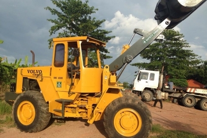 รถตัก VOVO 4300 ตัก 2 คิว