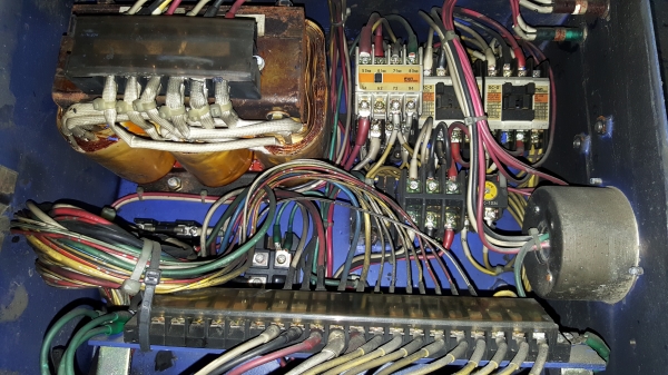 กล่องแปลงไฟ