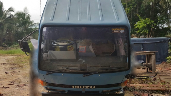 รถอีซูซุ 4 ล้อ NKR 88 แรงม้า. ปี 36.   สนใจติดต่อ  081 - 6079515