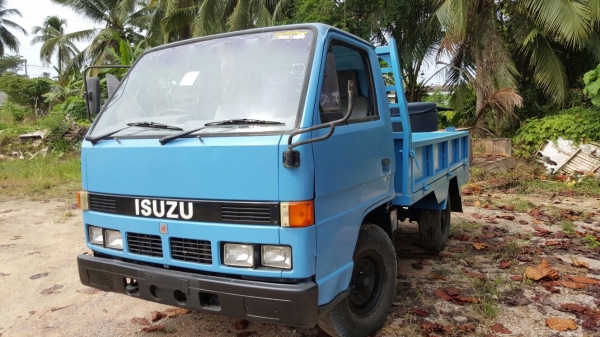 รถอีซูซุ 4 ล้อ NKR 88 แรงม้า. ปี 36.   สนใจติดต่อ  081 - 6079515