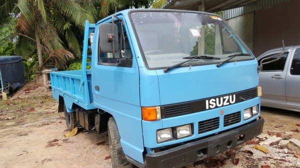 รถอีซูซุ 4 ล้อ NKR 88 แรงม้า. ปี 36.   สนใจติดต่อ  081 - 6079515