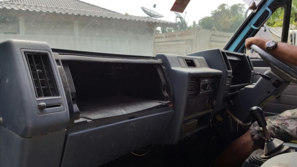 รถอีซูซุ 4 ล้อ NKR 88 แรงม้า. ปี 36.   สนใจติดต่อ  081 - 6079515