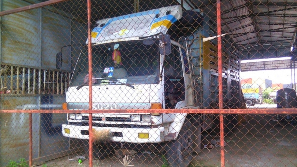 รถอีซูซุ 10 ล้อ หลังถนน FVM 175 แรงม้า.  ปี 38.    สนใจติดต่อ  081 - 6079515