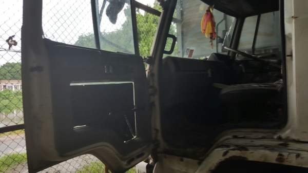 รถอีซูซุ 10 ล้อ หลังถนน FVM 175 แรงม้า.  ปี 38.    สนใจติดต่อ  081 - 6079515