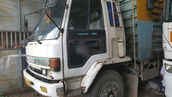 รถอีซูซุ 10 ล้อ หลังถนน FVM 175 แรงม้า.  ปี 38.    สนใจติดต่อ  081 - 6079515