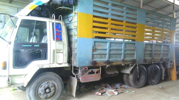 รถอีซูซุ 10 ล้อ หลังถนน FVM 175 แรงม้า.  ปี 38.    สนใจติดต่อ  081 - 6079515