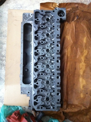 ขายฝาสูบ  KOMATSU  PC200-8